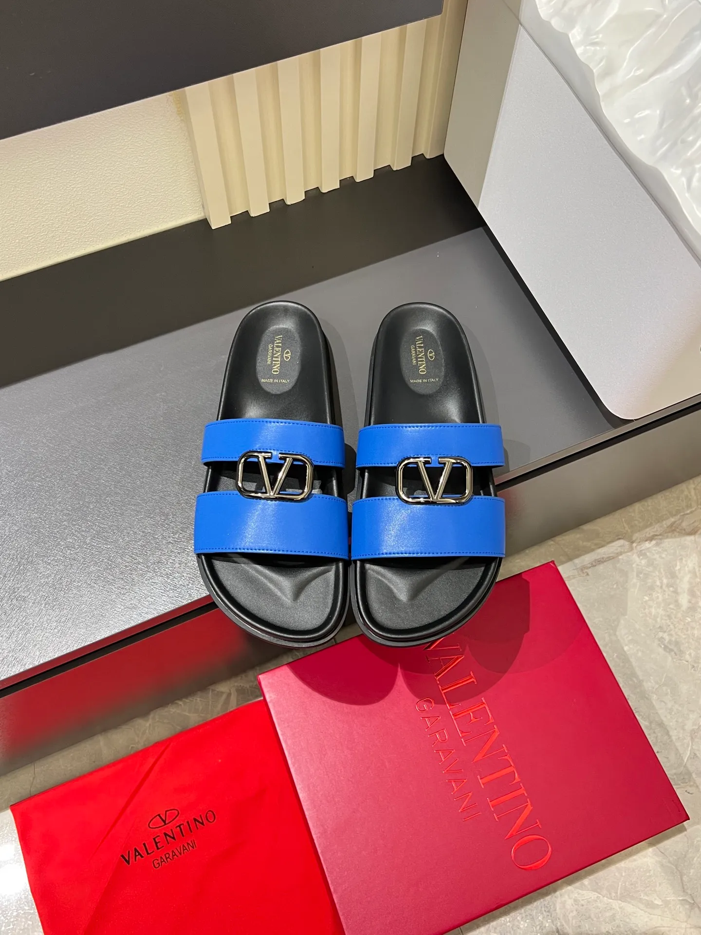 Men's shoes 💰p300 VALENTINO Men's 🧍‍♂️ Spring and summer new style metal logo flat slippers, elegant sandals, the same style worn by celebrities, original molding, imported calfskin. Rubber outsole. Soft and durable, full set of counter packaging size: 39-44 (.45.46 customized)